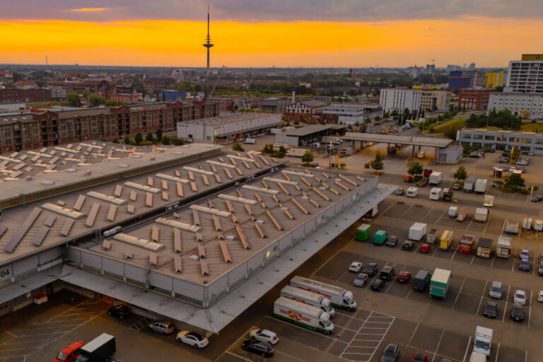 Luftaufnahme vom Großmarkt in der Bremer Überseestadt im Morgengrauen