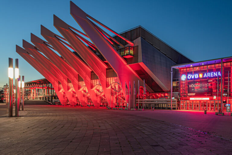 Rot erleuchtete ÖVB-Arena am Abend