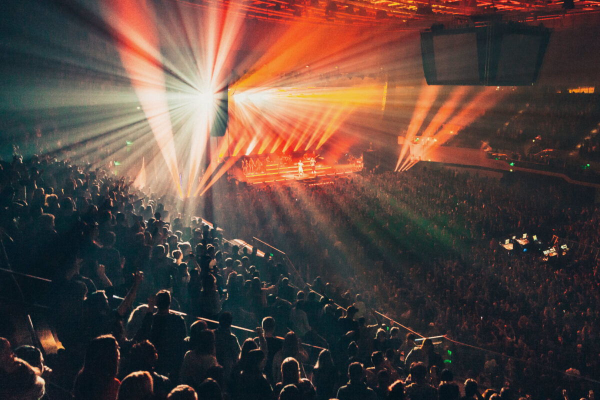 Lichtshow und Publikum bei einem Konzert in der ÖVB-Arena